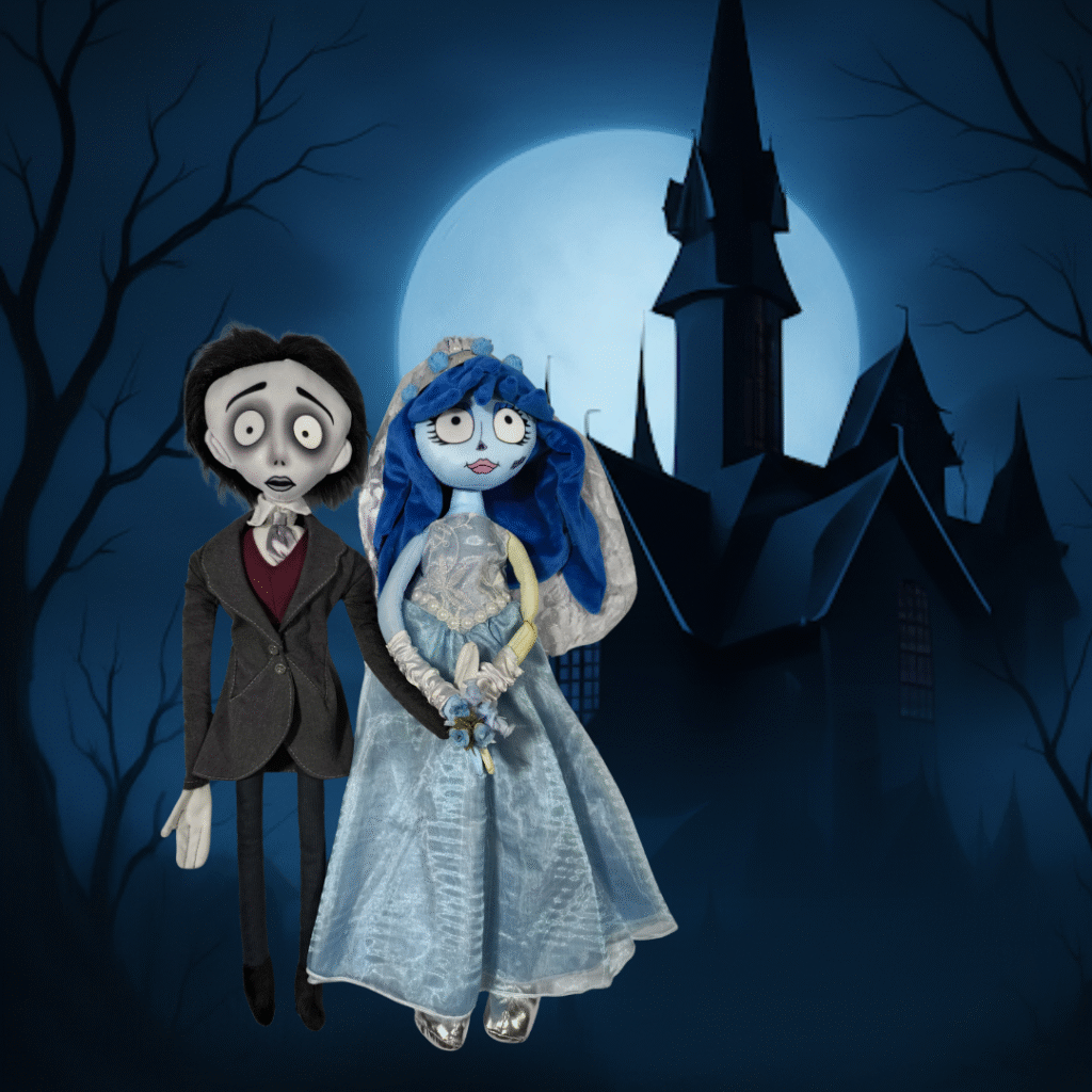 Peluches de Emily y Victor inspirados en La Novia Cadáver de Tim Burton frente a castillo gótico con luna llena.